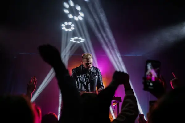 folk som nyter musikkfestival