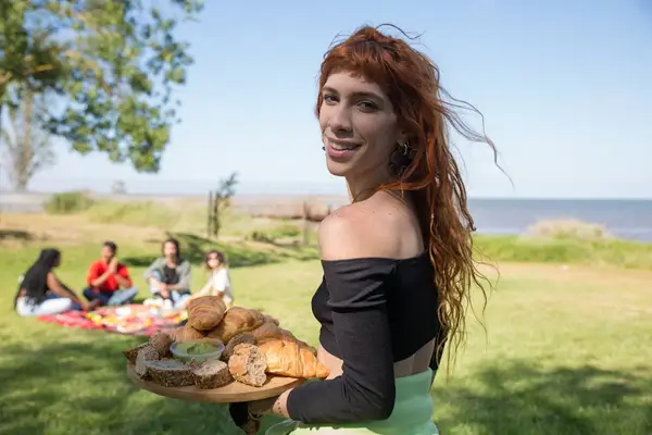 folk som nyter utendørs piknik
