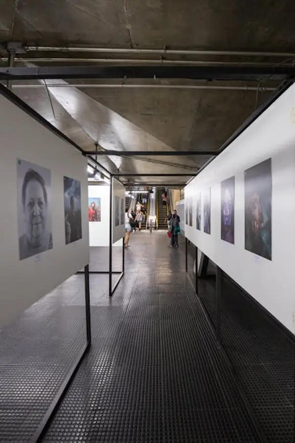 Folk som ser på kunstutstilling i et galleri