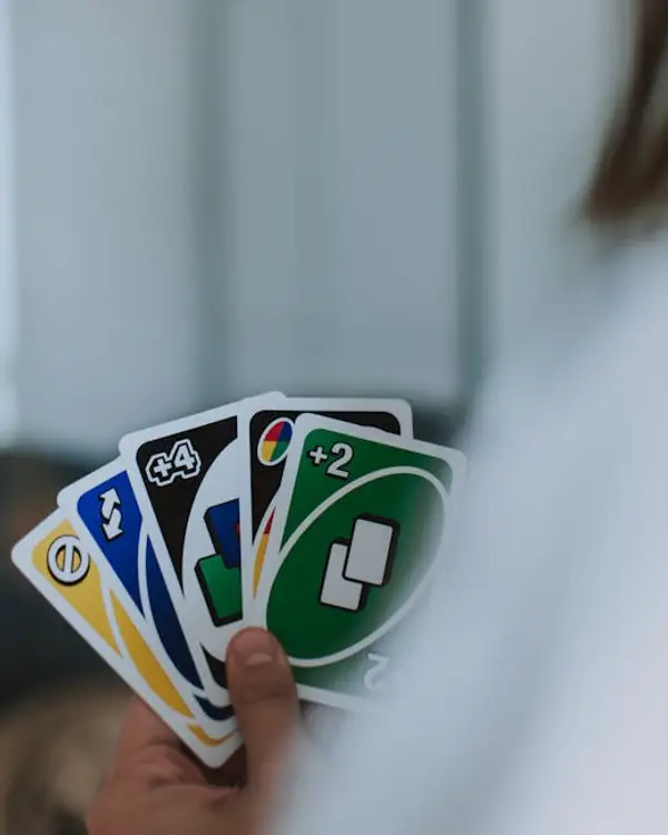 Gruppe mennesker som spiller forskjellige spill sammen