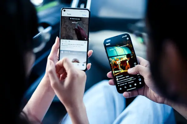 Personer som bruker mobiltelefoner