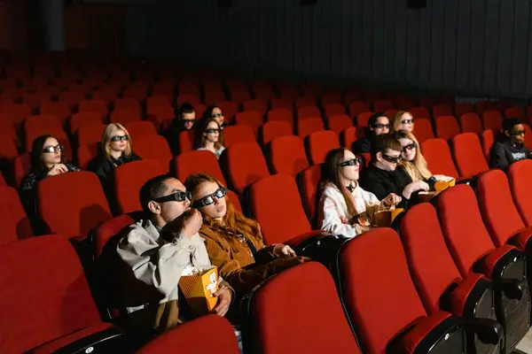 folk som ser på film