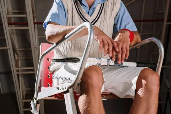 Personer som ser på tennis på en stadion