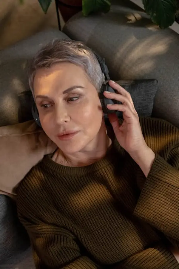 En person som lytter til musikk med hodetelefoner
