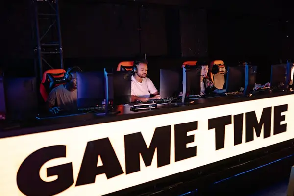 Spillere konkurrerer i en e-sportarena