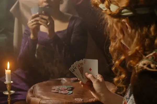 En person som spiller poker med sjetonger på bordet