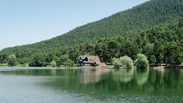 vakker innsjø med fjell i bakgrunnen