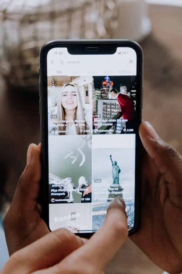 Skjermbilde av Tik Tok og Pinterest samhandlingen