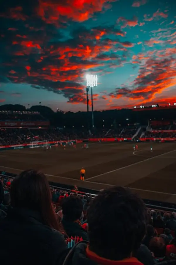 sportsarena på kvelden med pågående kamp