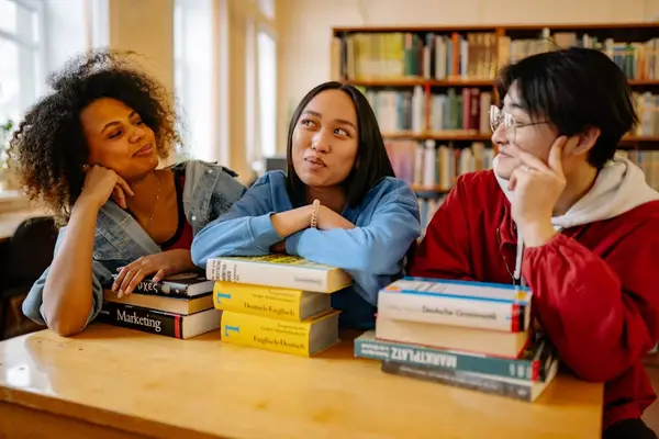 studenter som studerer i bibliotek