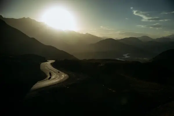 Motorsykkel på vei i solnedgang