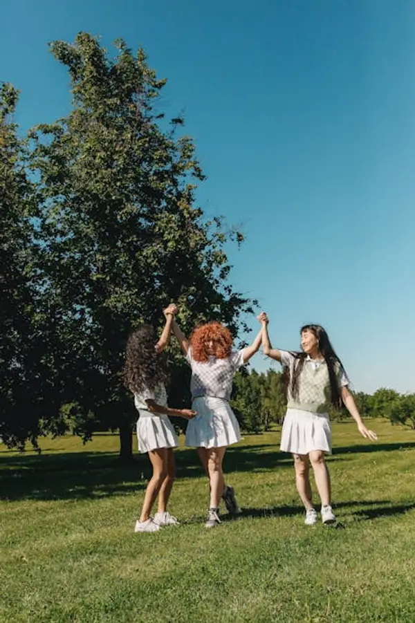 ungdommer danser i parken