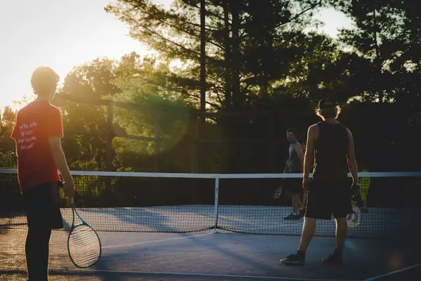 tennisbane i solnedgang under kamp
