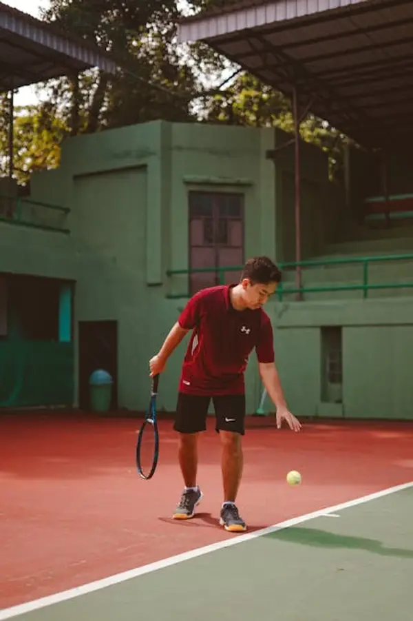 En tennisbane hvor en spiller trener slagteknikker