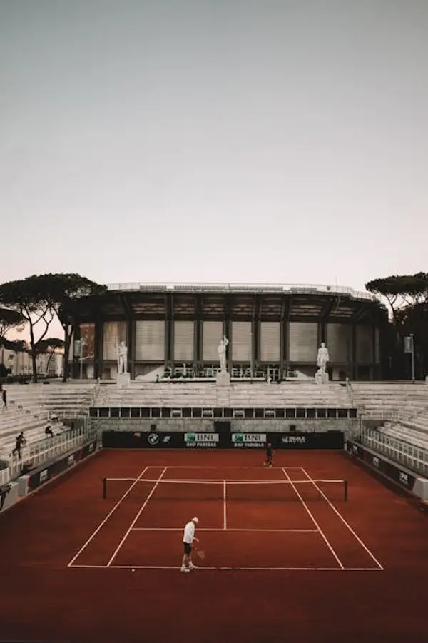 tennis kamp ved solnedgang
