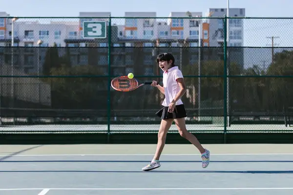 To tennisspillere i en intens kamp på tennisbanen