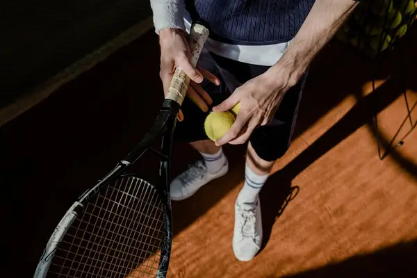 Tennis spiller som server