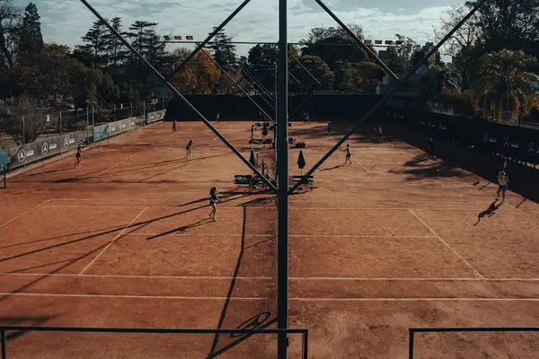 Tennisspillere i aksjon under en kamp