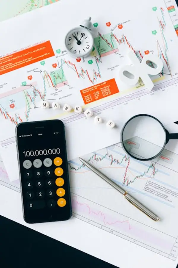 Utsikt over en tradingdesk med skjermer og diagrammer
