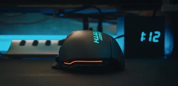 En spiller som konkurrerer i CSGO og Fortnite